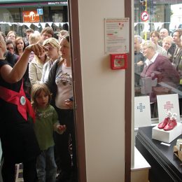 Johanna Sanders welcomes members of the public queuing for the Art Sale opening, 2007.