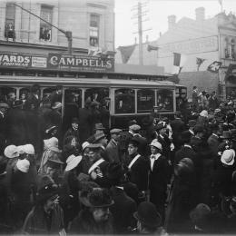 A crowd on Cuba Street in 1918.